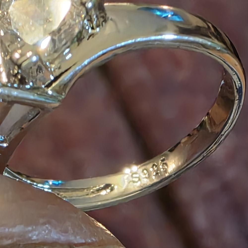 Stunning 925 Silver Women's Ring with Crystal Accents - Picture 5 of 5